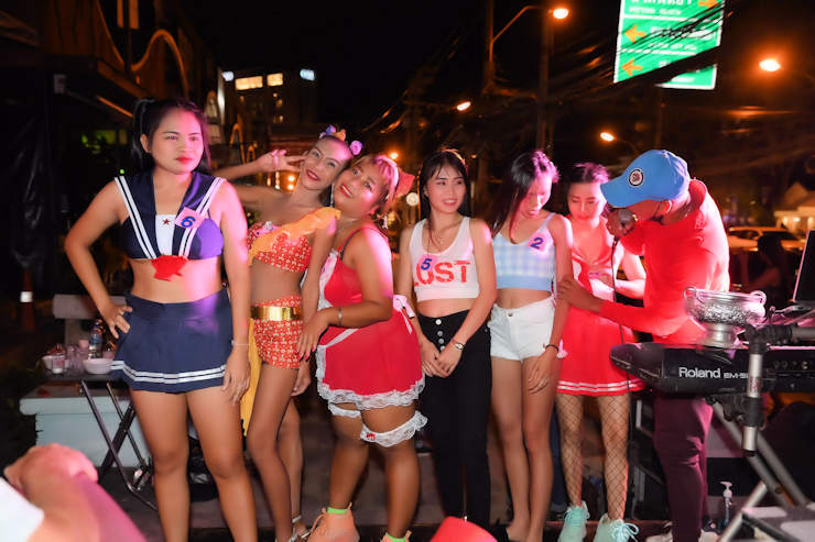 Pattaya Dancing Queen Competition. Gee with Anna her mamasan at SMoke and Kisses