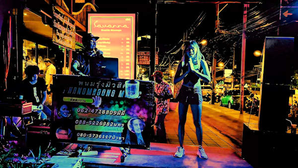 Pattaya Dancing Queen 2--Mew starting her show