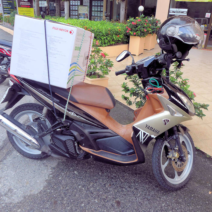 picture:  Yamaha Elegance 135 with desktop computer strapped to the seat