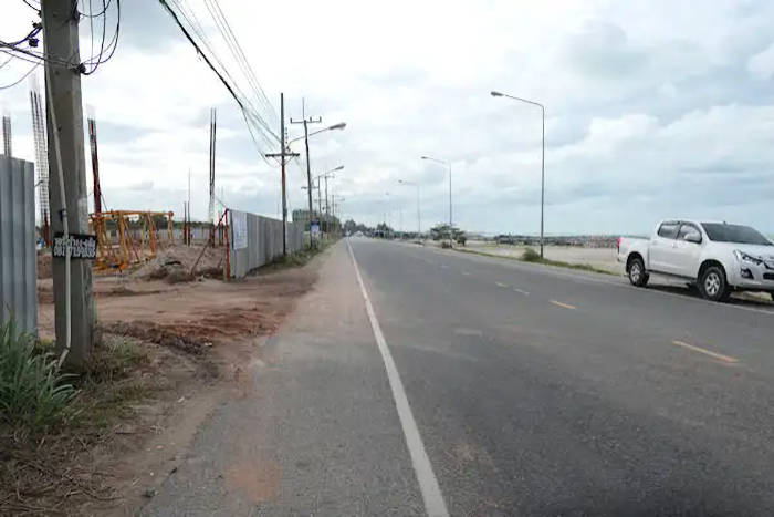 picture:  Of relaxed road conditions near the beach by Rayong
