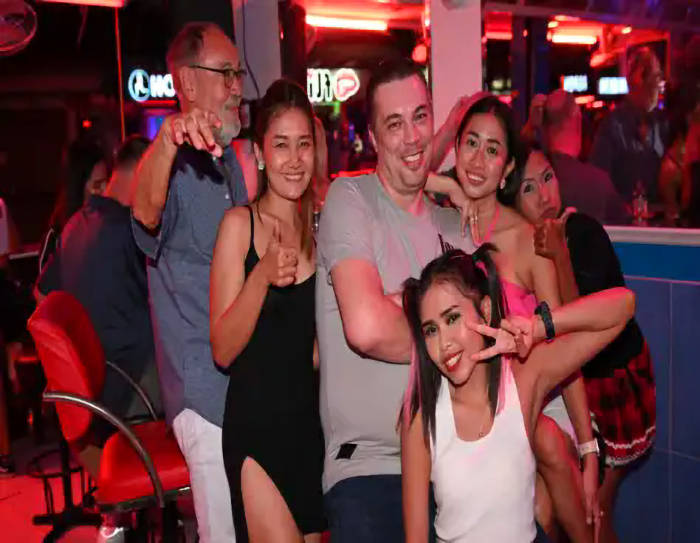 Luddy, Andy, Mew, Nikky, Pon and another girl I can't remember