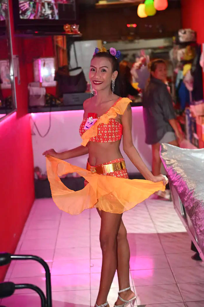 Just 36 pounds Pon walks onto a go go stage and stuns everone with her pole dancing