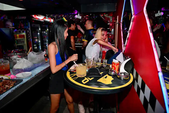 picture of Mali and Ying Yang at the Pit Stop food table
