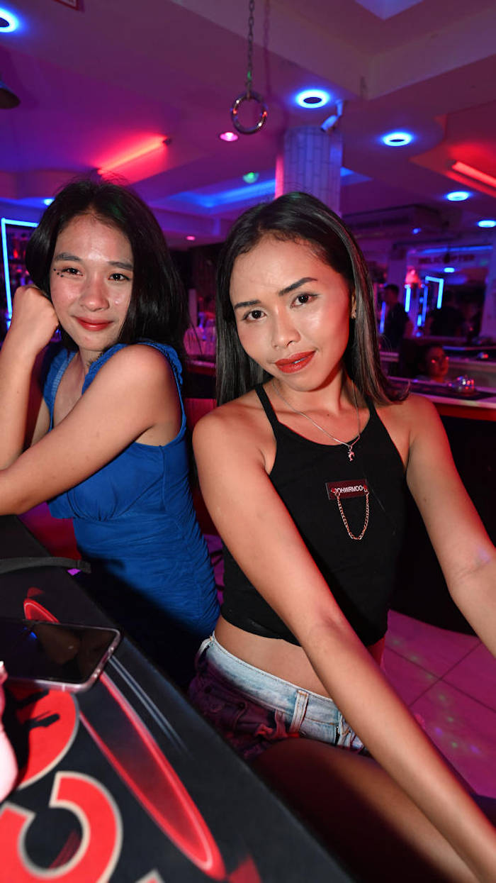 Video:  Mew brings young girlfriend to Pattaya Soi Six