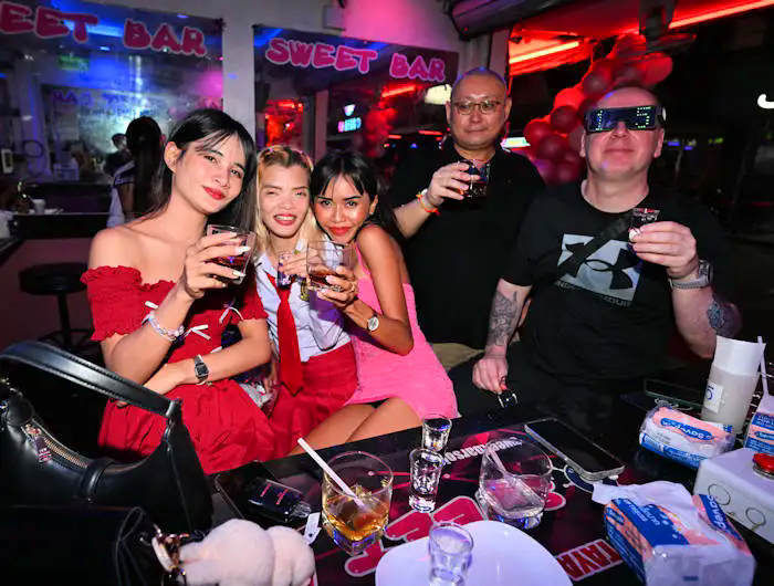 picture of dancing queens Mew-Mali