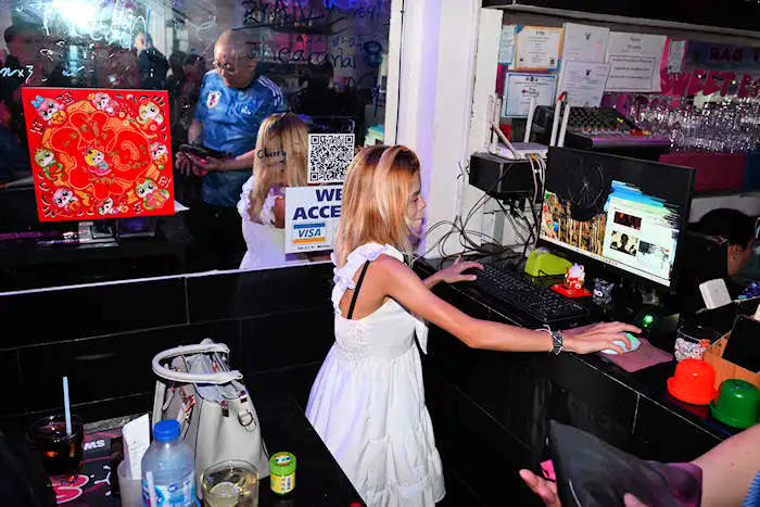 Nikon Z8 Bar Videos with pretty Mali djing this video